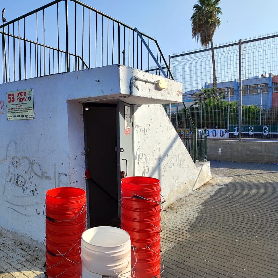ערימת דליי תיפוף אדומים ולבנים מוכנה לסדנת קצב
